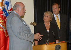 Tony von Ondarza (l.) mit Chiles Staatsprsidentin Michelle Bachelet. Foto: Yan Huckendubler