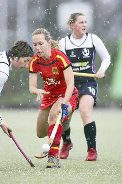 Kampf im Schneetreiben. Mandy Haase gegen Schottland. Foto: www.hockeyimage.net