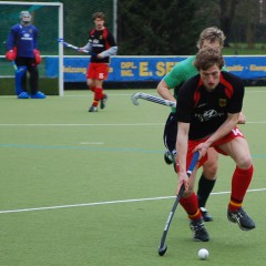 Jan-Philipp Rabente schirmt den Ball erfolgreich am eigenen Kreis ab. Foto: F. Selzer